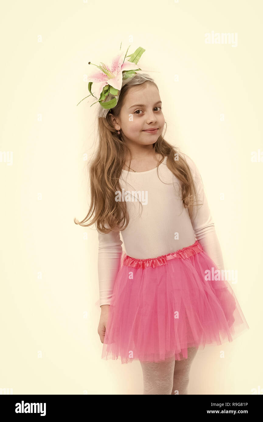Chica en rosa falda tutu en blanco. Niño bailarina sonrisa con flor largo pelo Vacaciones, cumpleaños, aniversario, fiesta. Belleza, Moda, mire concepto Fotografía de stock - Alamy