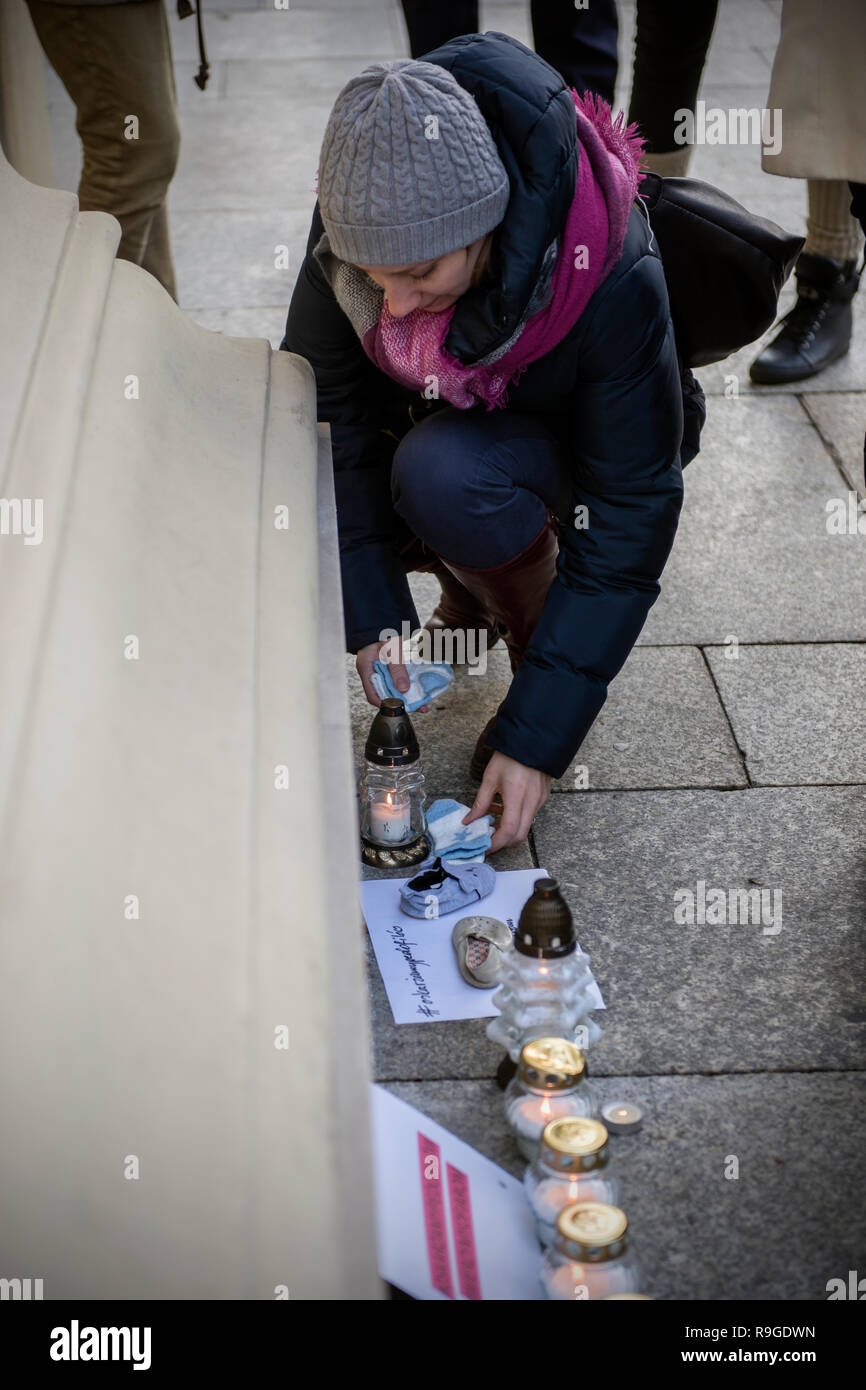 Varsovia, Polonia. 23 Dec, 2018. Un manifestante visto sosteniendo niños  calcetines durante la protesta. La huelga nacional de Mujeres (Strajk  Ogólnopolski Kobiet) organizó la campaña denominada "nos acusan a los  pedófilos". A