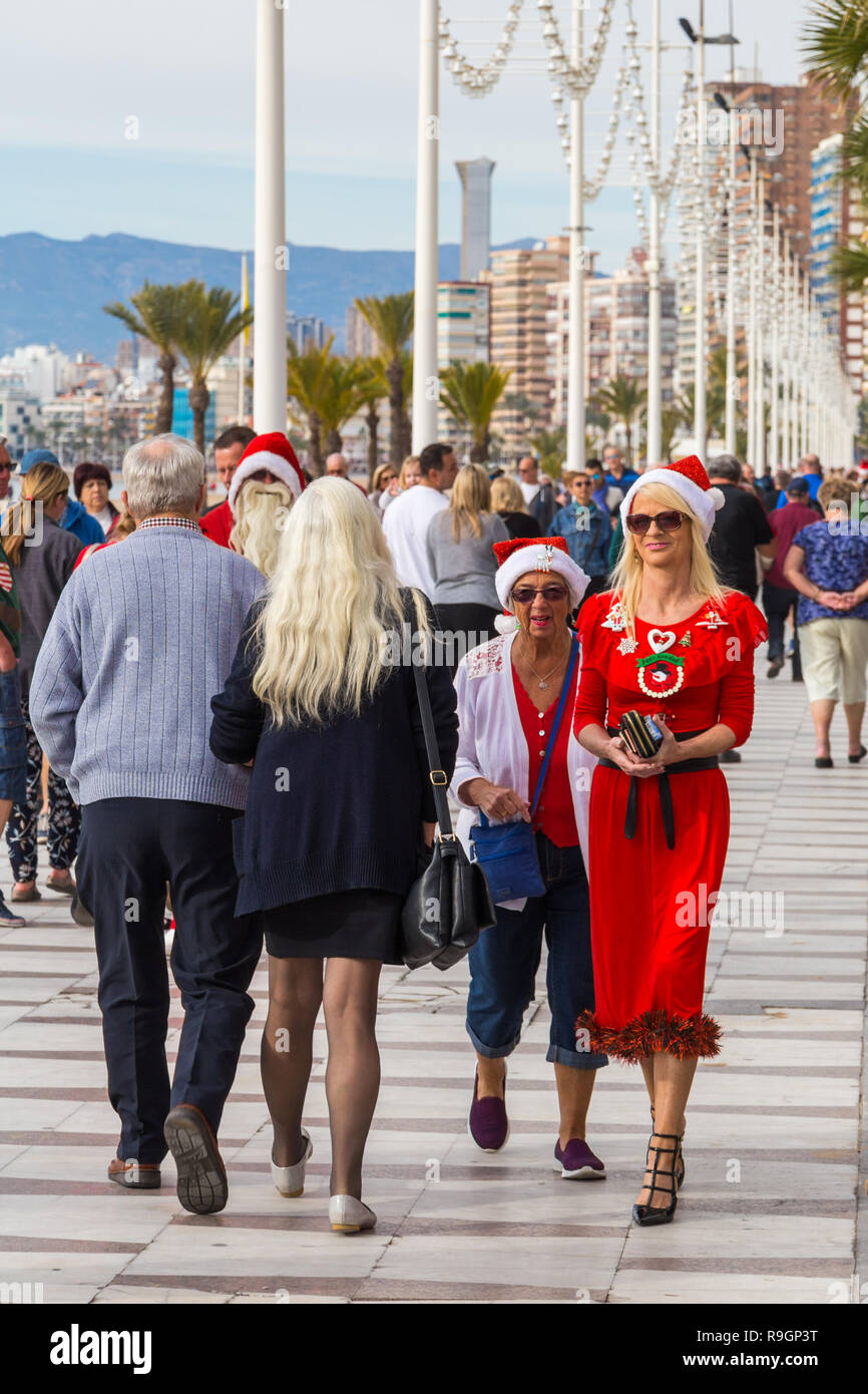 Benidorm, Blanca, España, el 25 de diciembre de 2018. Los turistas británicos vestido para la ocasión en el día de Navidad en esta escapada favorita de destino para los británicos escapar