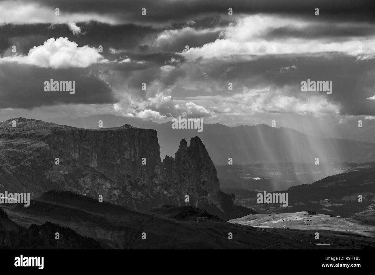 El macizo montañoso Sciliar, Alpe di Siusi. Nubes, cielo dramático Los Dolomitas de Gardena. Luz del sol después de la tormenta. Alpes Italianos. Paisaje blanco negro. Foto de stock