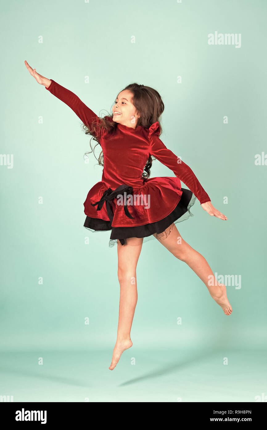 Gracia belleza moda. Ni a bailarina saltar sobre fondo azul
