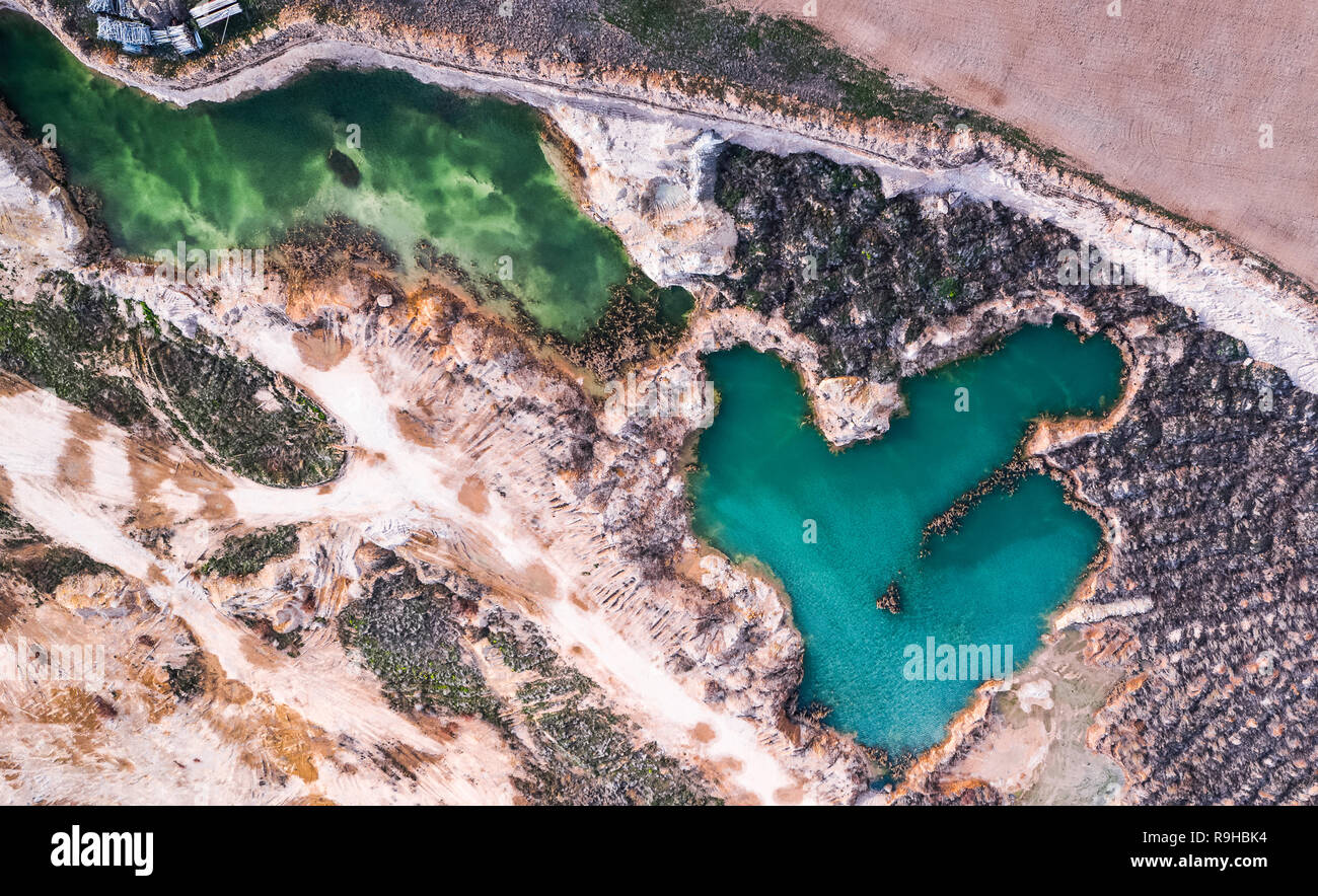 Vista aérea de drone a través de pantanos con diferentes colores debido a la acción de los minerales en Castilla La Mancha. España Foto de stock