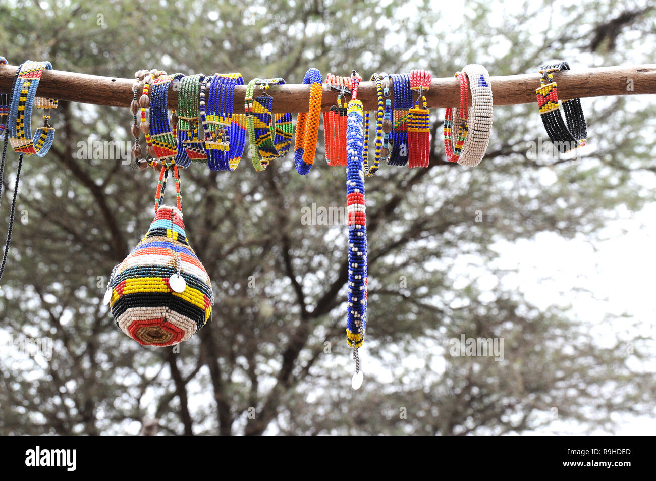 Artesanía maasai en la aldea masai Serengeti, Tanzania. Foto de stock