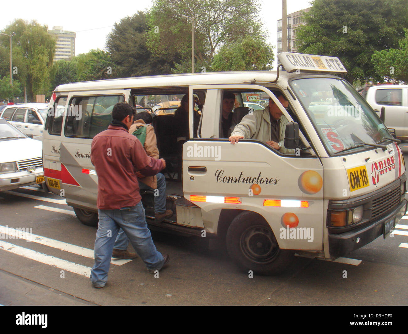 Micro bus, uno de los principales servicios de transporte público en Lima, Perú, 18 de agosto de 2007. Foto de stock