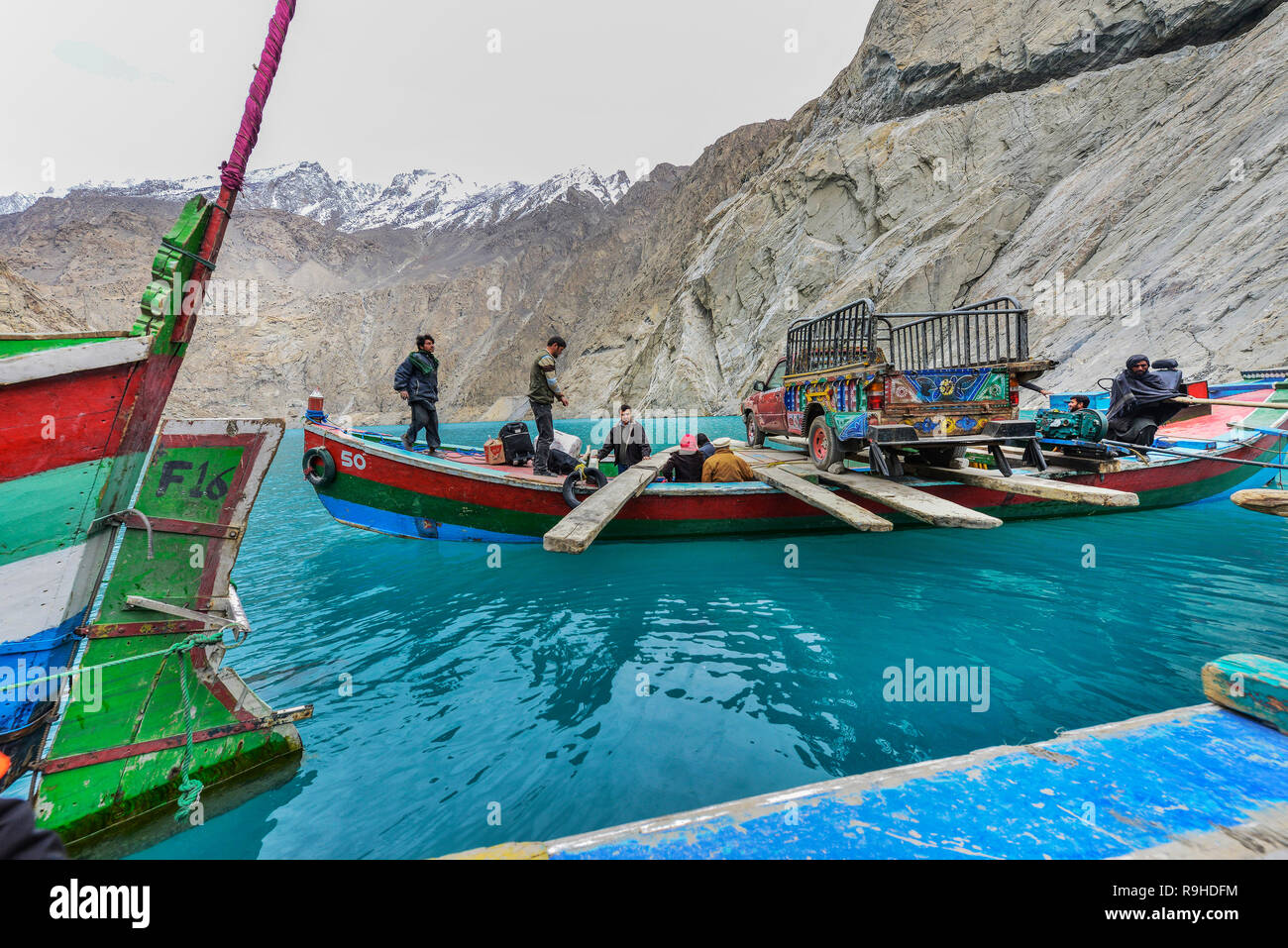 La ruta de la seda, barco ferries car a través de Attabad(Gojal) Lago, Valle Gojal, Hunza, Gilgit Baltistán, NE de Pakistán. El lago fue creado en enero de 2010 por Mt.Kar Foto de stock