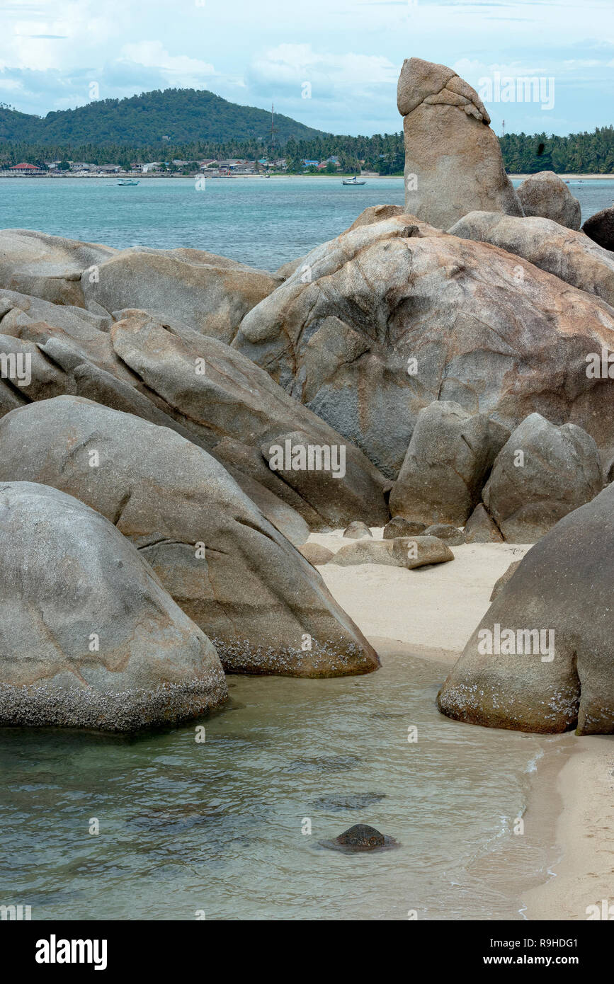 El abuelo y la Abuela rocas en Koh Samui, Tailandia. El nombre determinado inspirado por las 2 figuras de piedras naturales son similares a los genitales del hombre y la mujer. Foto de stock