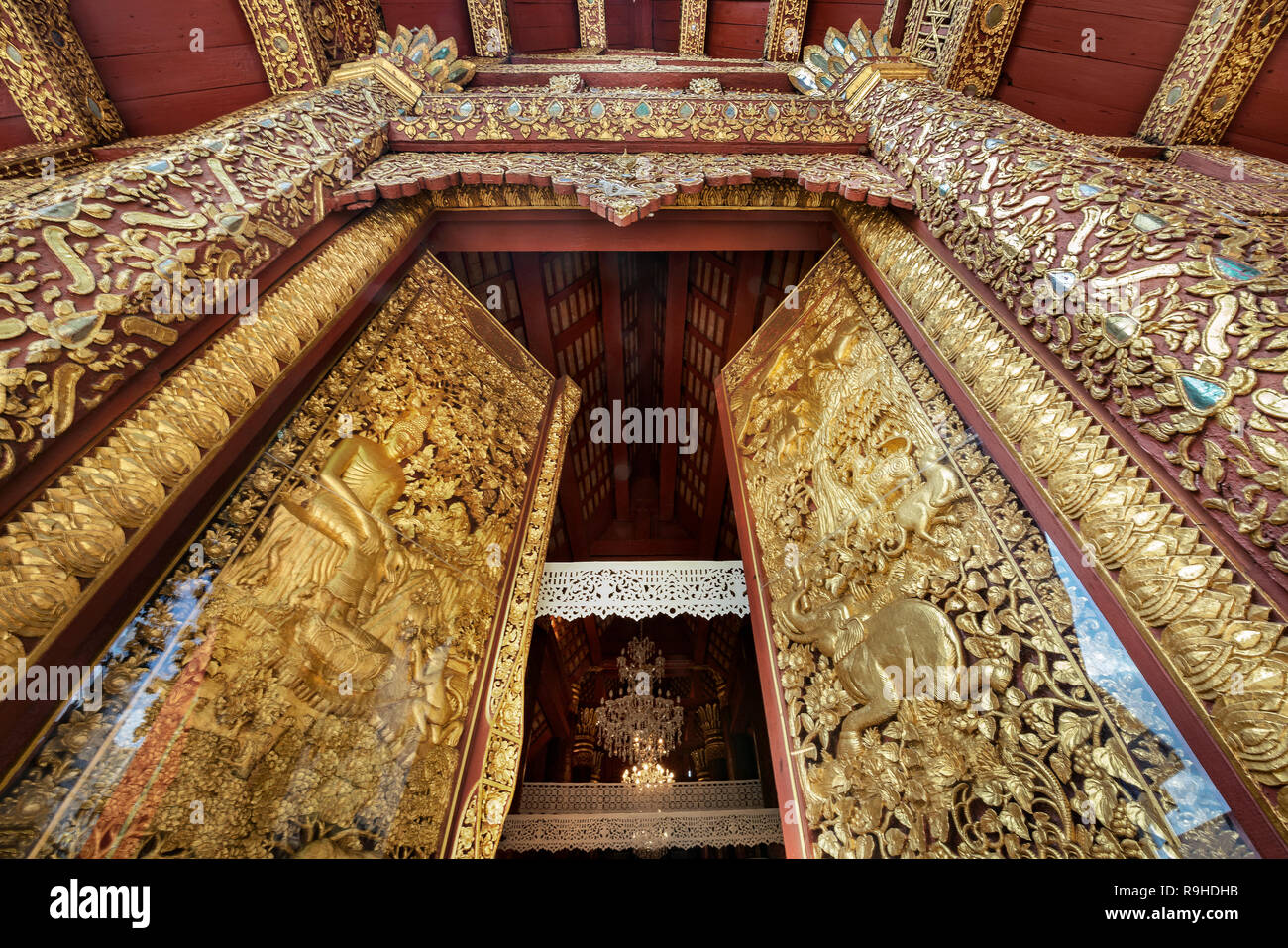 Las grandes puertas de madera tallada de oro en el templo budista, Chiangmai, Tailandia. Foto de stock