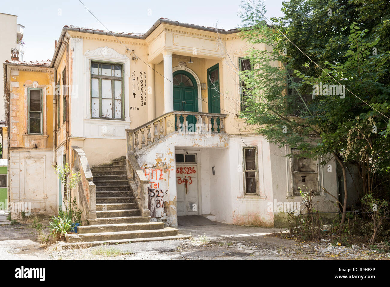 Casas abandonadas para la venta,Tirana Albania Fotografía de stock - Alamy