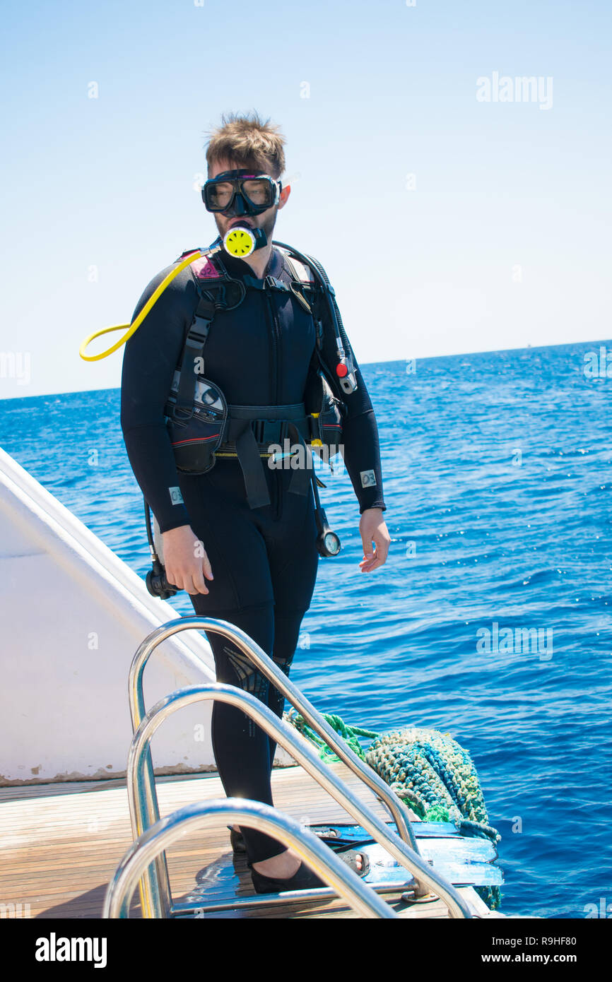 Un buzo en buceo se prepara para bucear. Un hombre en un traje, con un  productos Aqualung,máscara y un globo, saltos en el agua. El buceo.  submarinismo Fotografía de stock - Alamy