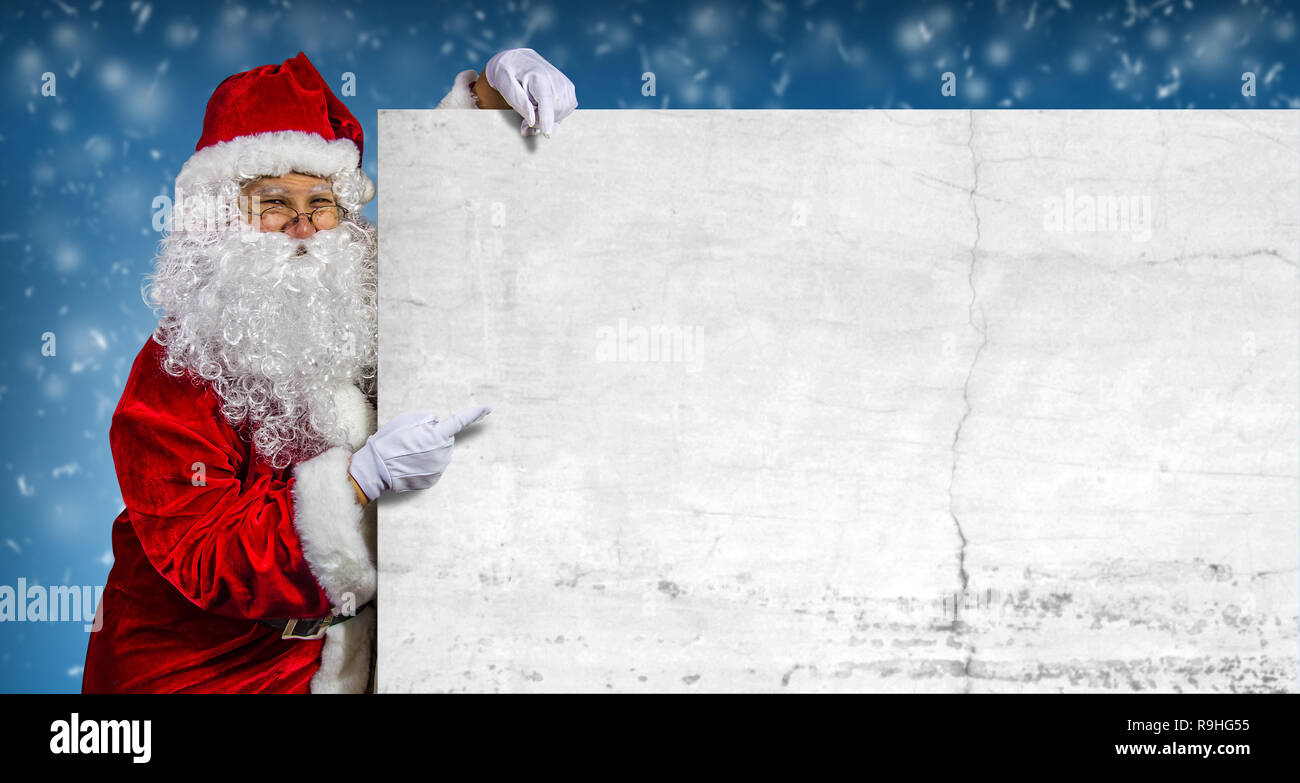 Feliz santa claus apuntando sobre blanco anuncio banner con espacio de copia. Tema de Navidad, ventas - Imagen Foto de stock