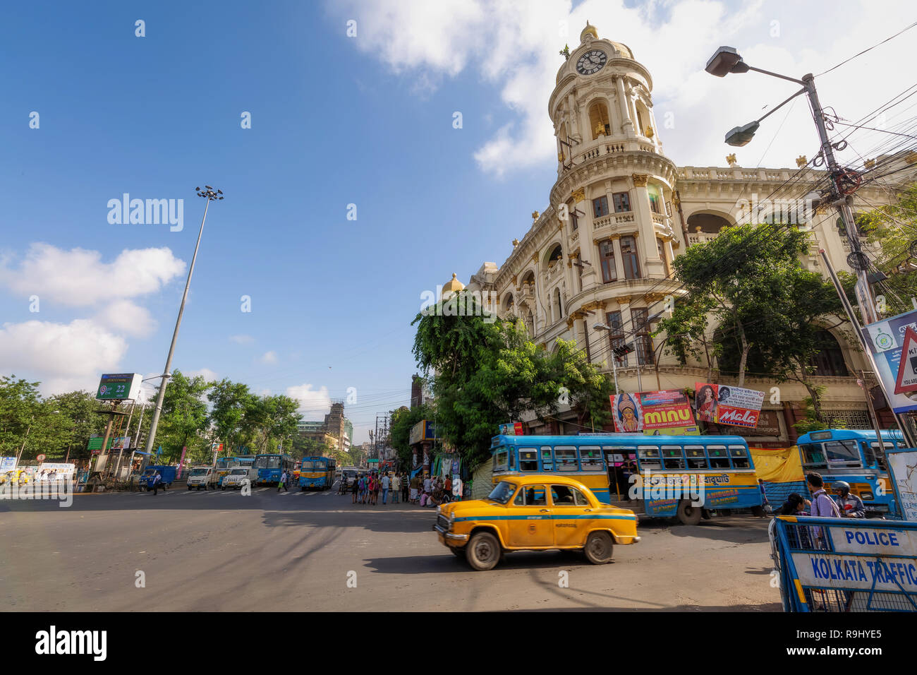 Tráfico de la ciudad, en frente del patrimonio colonial edificio Esplanade área metropolitana de Calcuta, India. Foto de stock