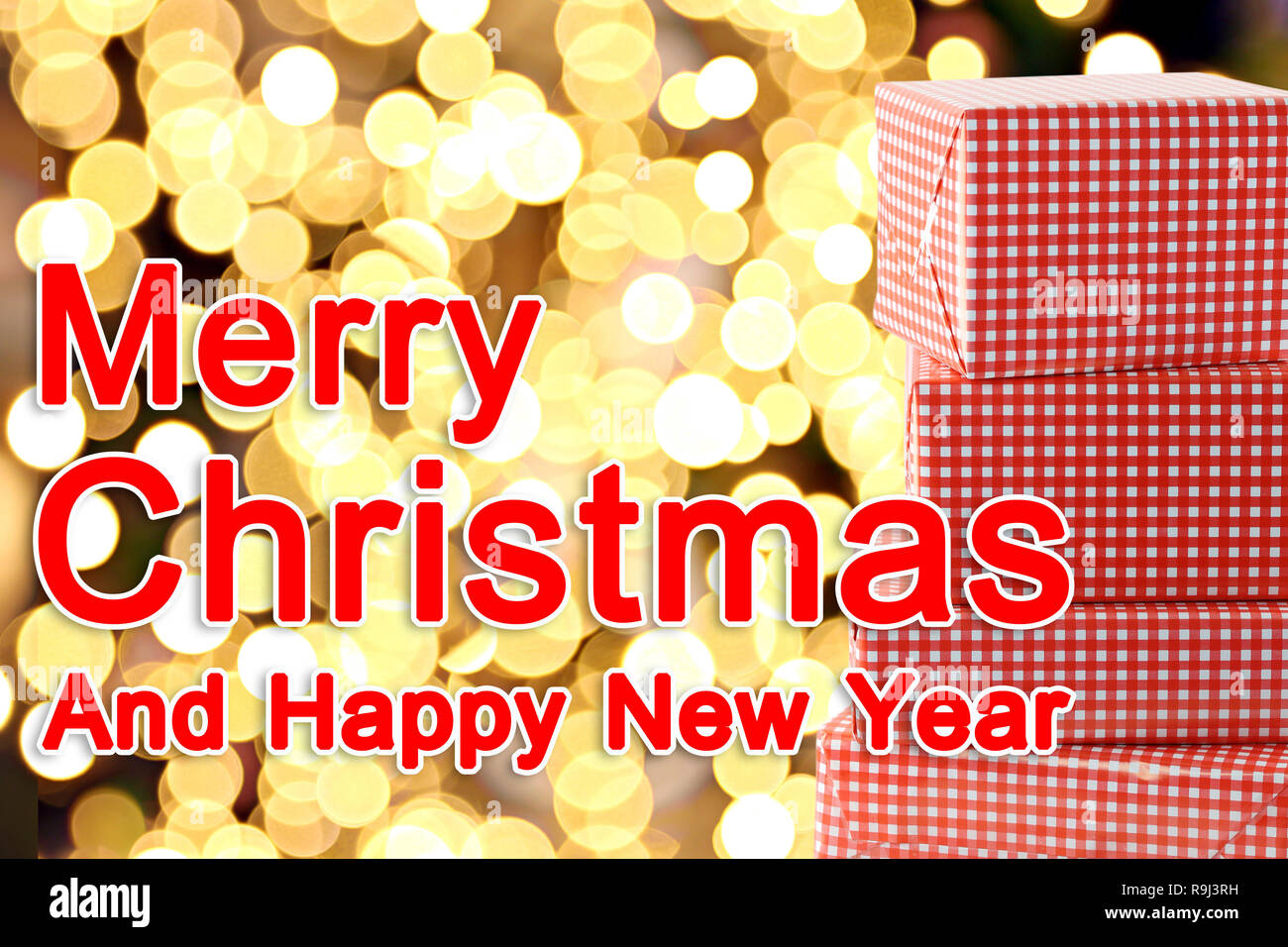 Feliz Navidad texto rojo y caja de regalo roja en abstracto golden bokeh de fondo. Foto de stock