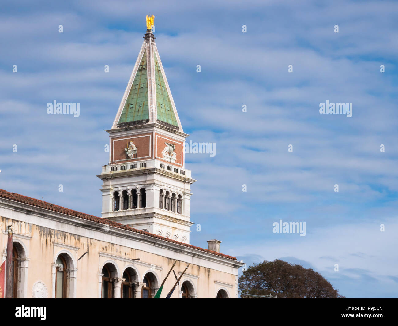 Venecia, Italia, 1 de nov de 2018: San Marcos o la Plaza de San Marcos o de la Piazza y Bell o torre de observación. Perspectiva hermosa vista vertical. Día de verano. Foto de stock