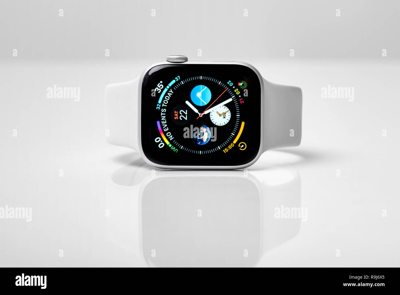 UZHGOROD, Ucrania - 22 de diciembre de 2018: Nuevo Apple Watch 4, 44  pulgadas sobre un fondo blanco. Apple Watch es una línea de smartwatches  diseñado, desarrollado Fotografía de stock - Alamy