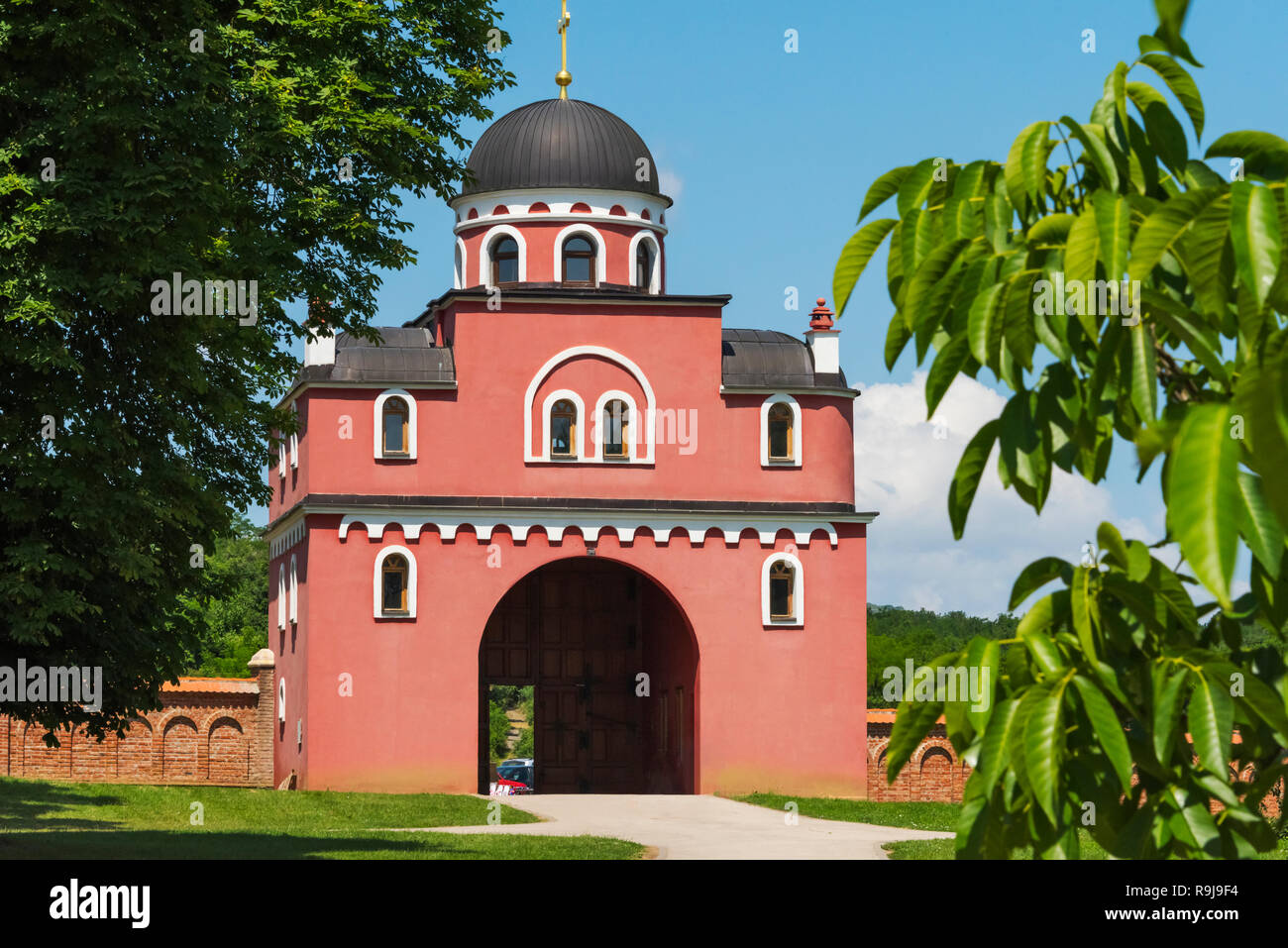 Monasterio de Krusedol, Iglesia Ortodoxa Serbia, en la montaña Fruska Gora, Serbia Foto de stock