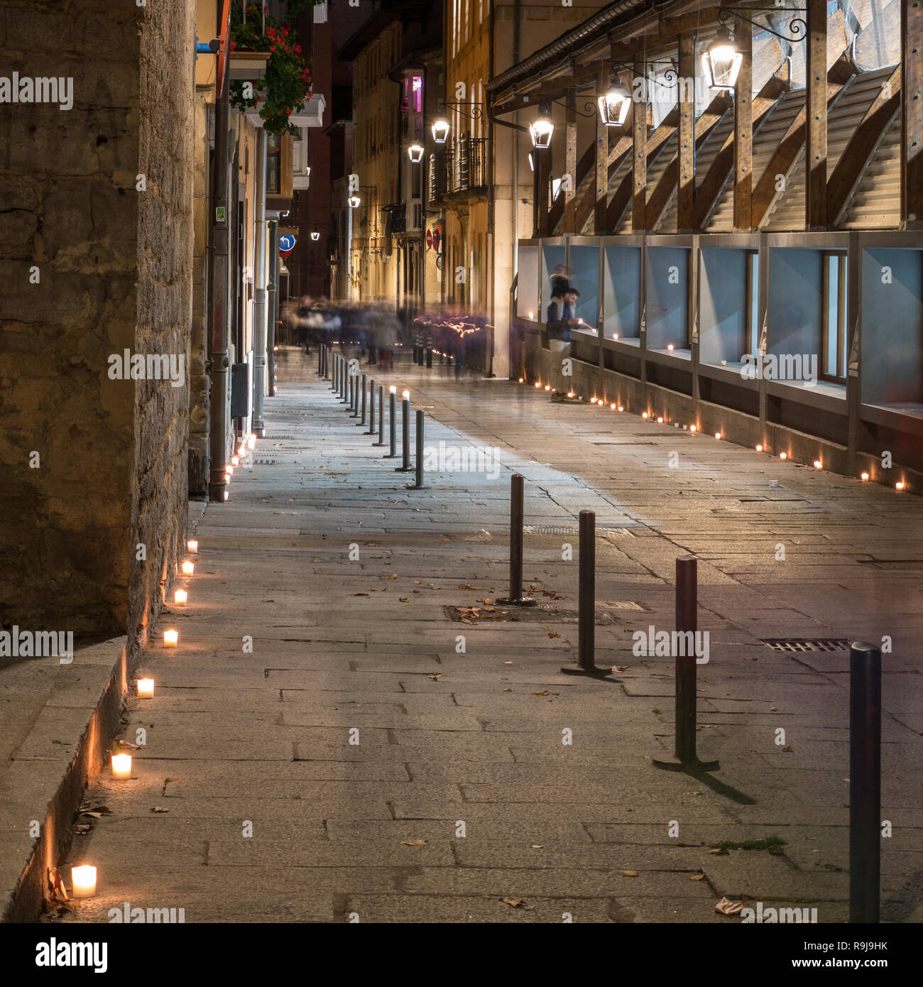 La larga exposición disparos durante la noche de las Velitas (Noche de las  velas) en el casco antiguo de la ciudad de Vitoria-Gasteiz, País Vasco,  España Fotografía de stock - Alamy