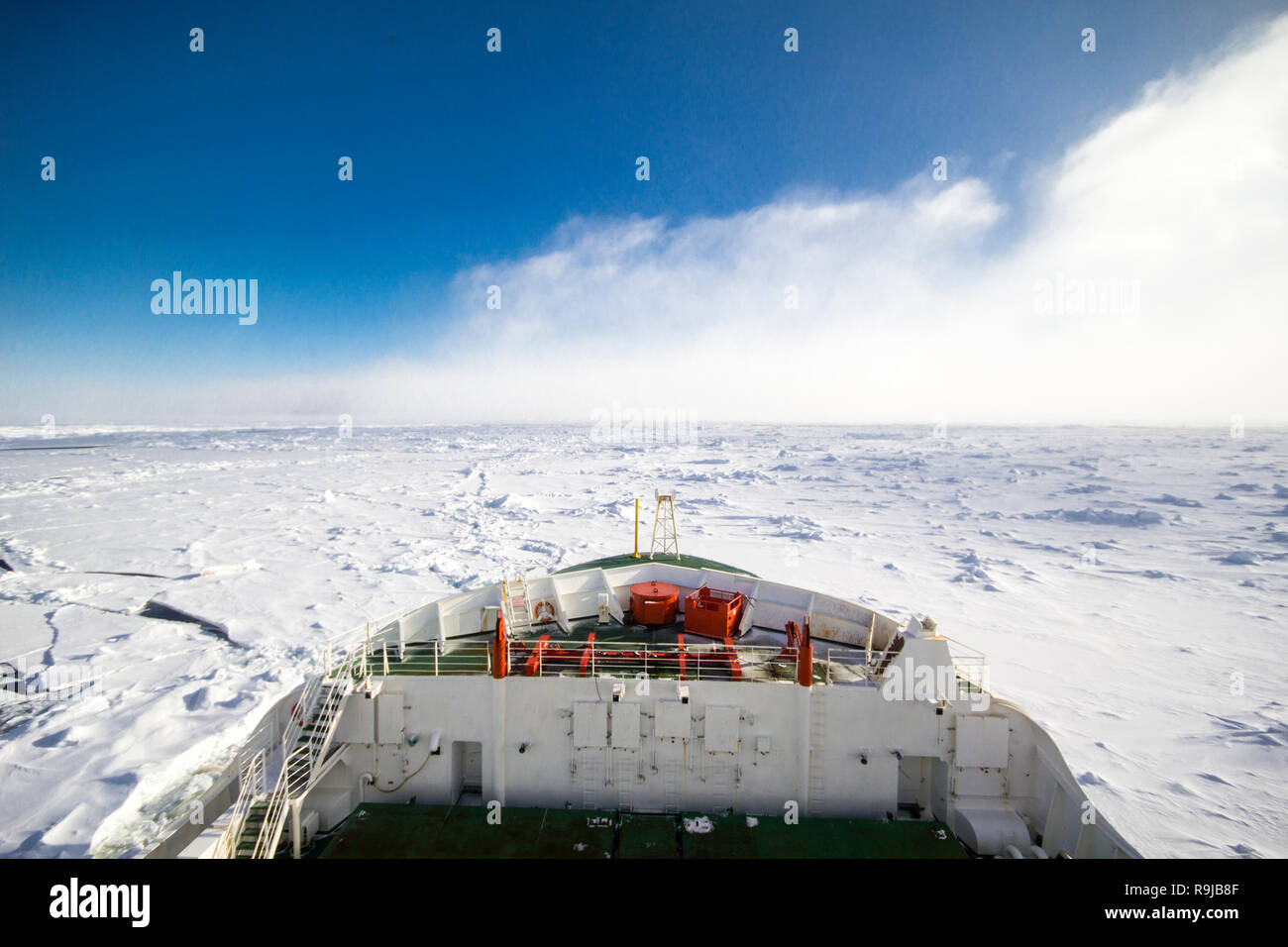 Mar polar congelado y enormes témpanos de hielo desde el puente de un barco rompehielos de investigación Foto de stock