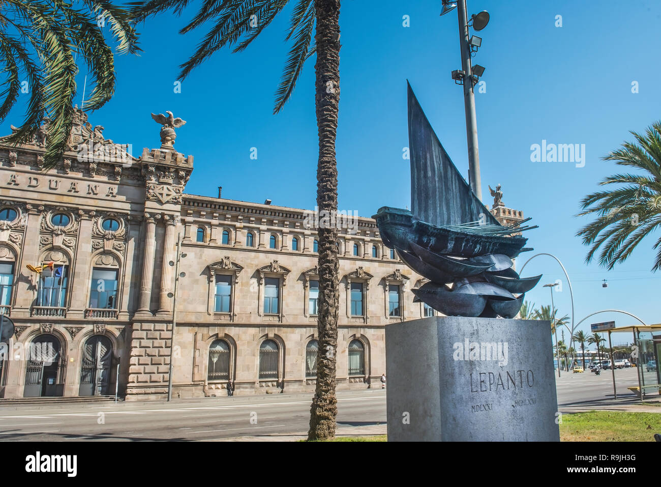 Edificio viejo de la aduana con una estatua ​navy dedica a la batalla de Lepanto, Barcelona, España. Foto de stock