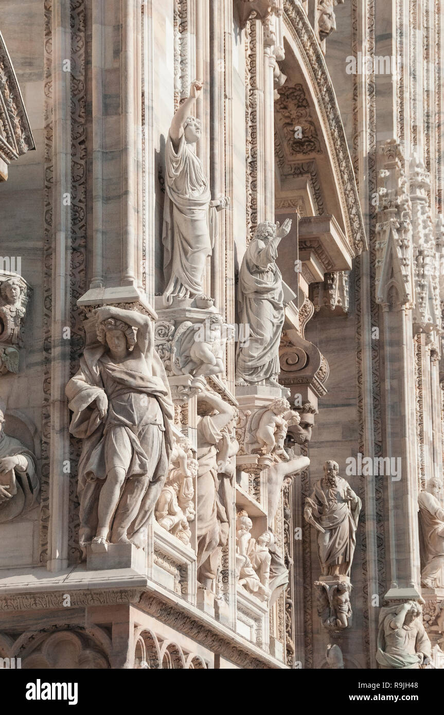 Las esculturas están decoradas en la parte delantera del Duomo, en Milán, Italia. 7/24/2009. Foto de stock