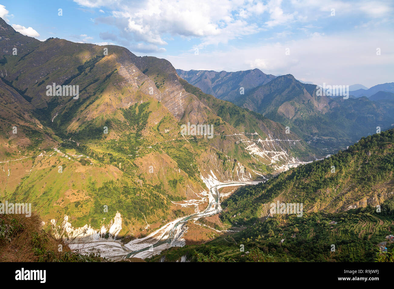 Vista aérea del valle del río de montaña con vistas panorámicas del paisaje cerca Kausani Uttarakhand. Foto de stock