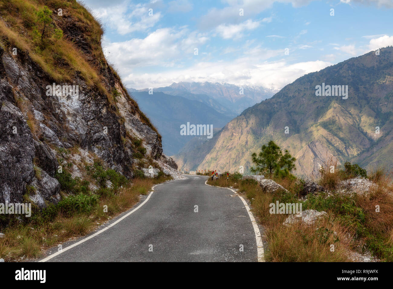 Himalaya carretera de montaña en forma de Kausani a Munsiyari en Uttarakhand India con el paisaje Foto de stock