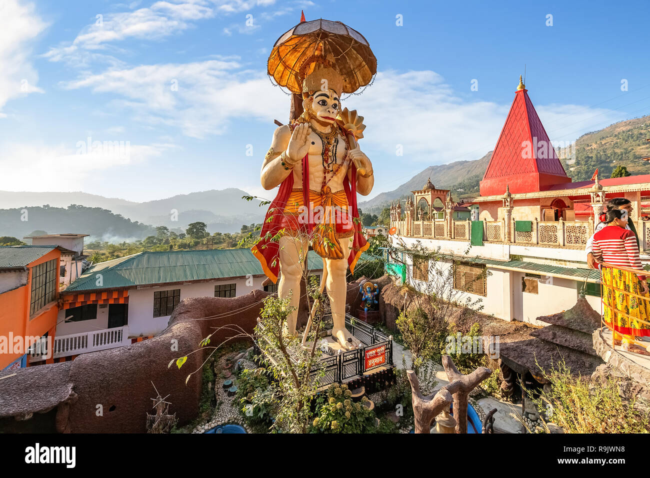 Estatua gigante de Lord Hanuman con vistas del templo locales de Hanuman Garhi templo hindú en Nainital, Uttarakhand India. Foto de stock
