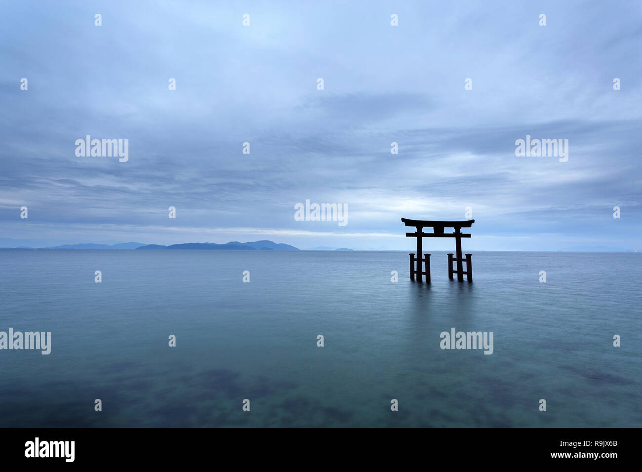 Shirahige Jinja Torii sobre el agua, el lago Biwa, cerca de Kyoto, Japón Foto de stock