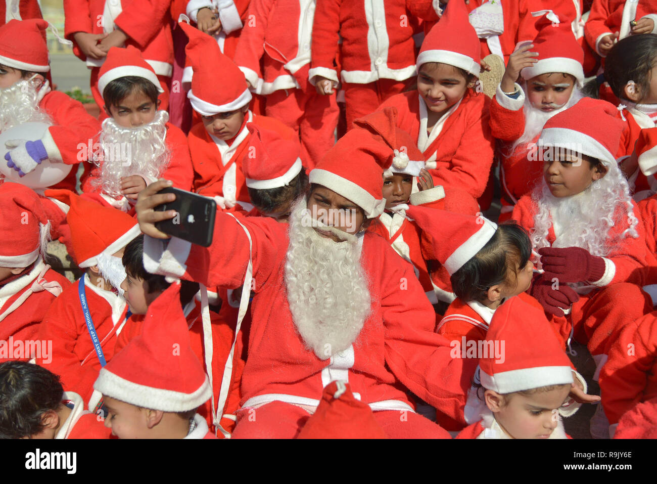 Nuclear helicóptero Metropolitano De Ajmer, India. 22 Dec, 2018. La escuela niños vestidos como Santa Claus  para la fiesta de Navidad en Ajmer, Rajasthan, India. Crédito: Shaukat  Ahmed/Pacific Press/Alamy Live News Fotografía de stock -