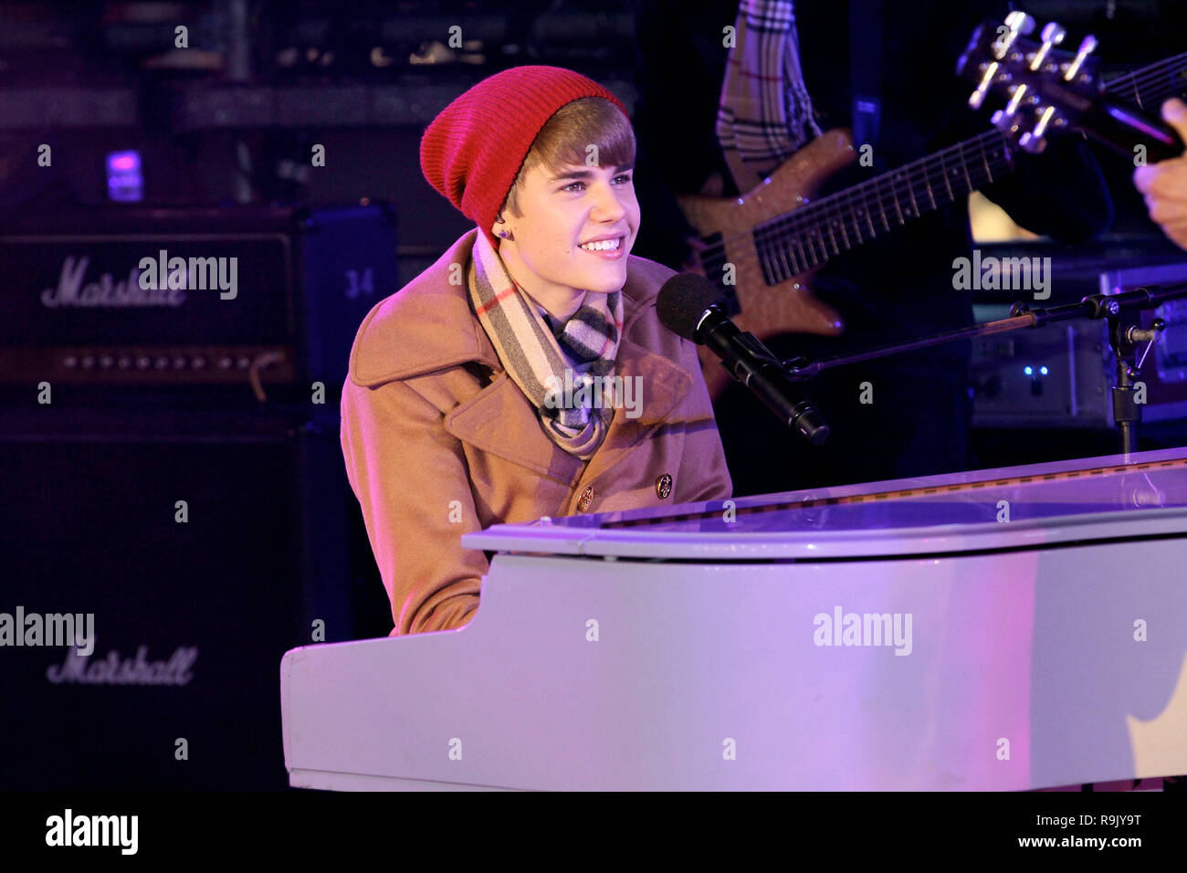 NEW YORK, NY - 31 de diciembre: Justin Bieber realiza en la víspera de Año  Nuevo 2012 en Times Square el 31 de diciembre de 2011 en la Ciudad de Nueva  York. (