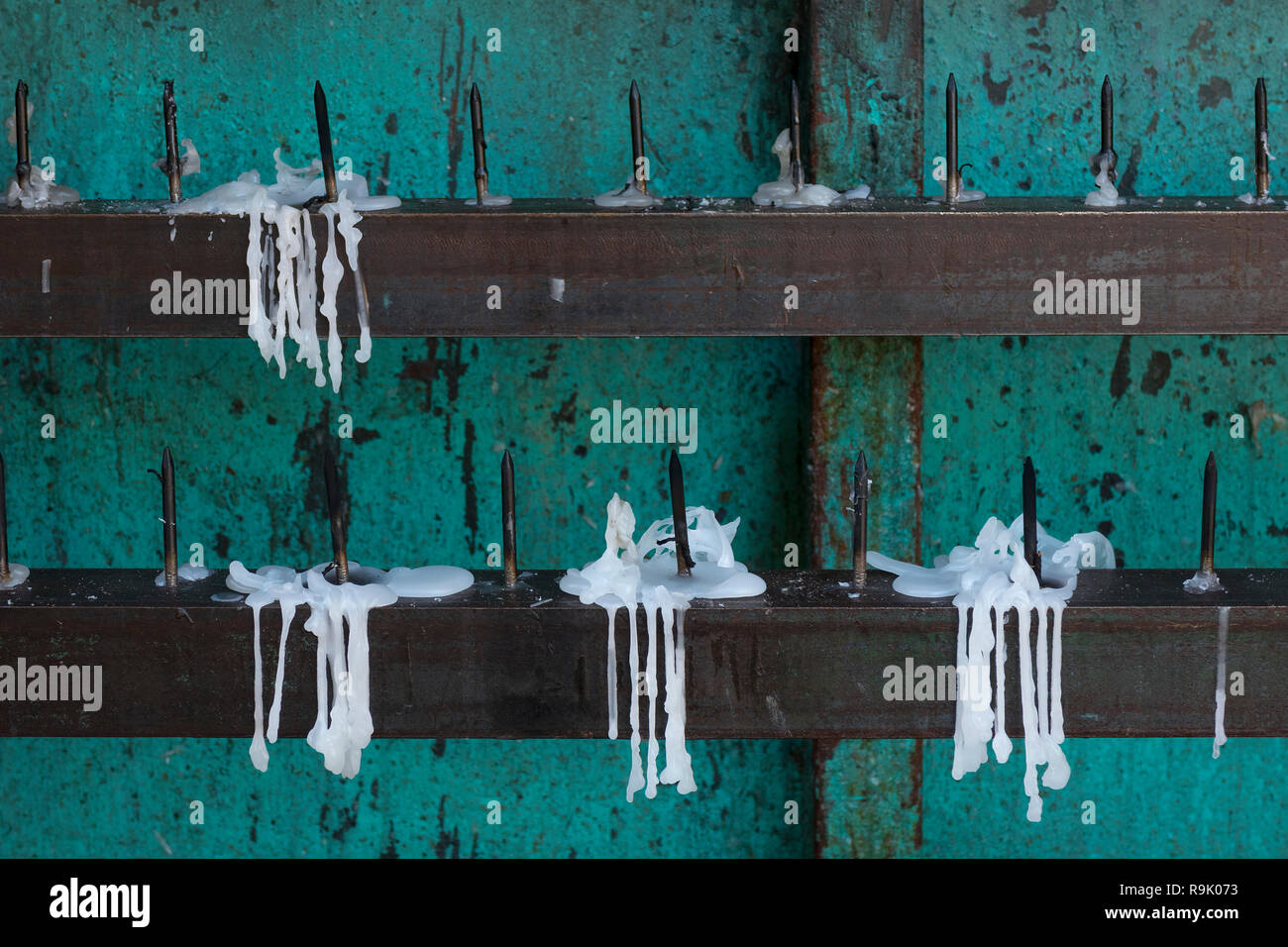 Restos de cera de vela Velas quemadas desatendidas Fotografía de stock -  Alamy