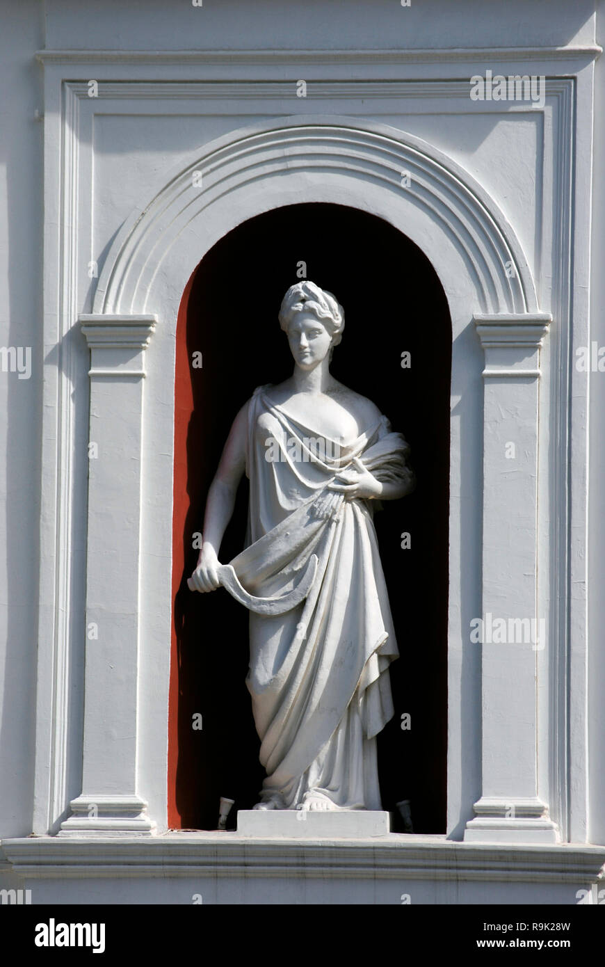 Ucrania. Odessa. La escultura de Ceres, diosa de la agricultura, llevando los atributos de la hoz y el pico. La fachada del ayuntamiento de la ciudad. Foto de stock