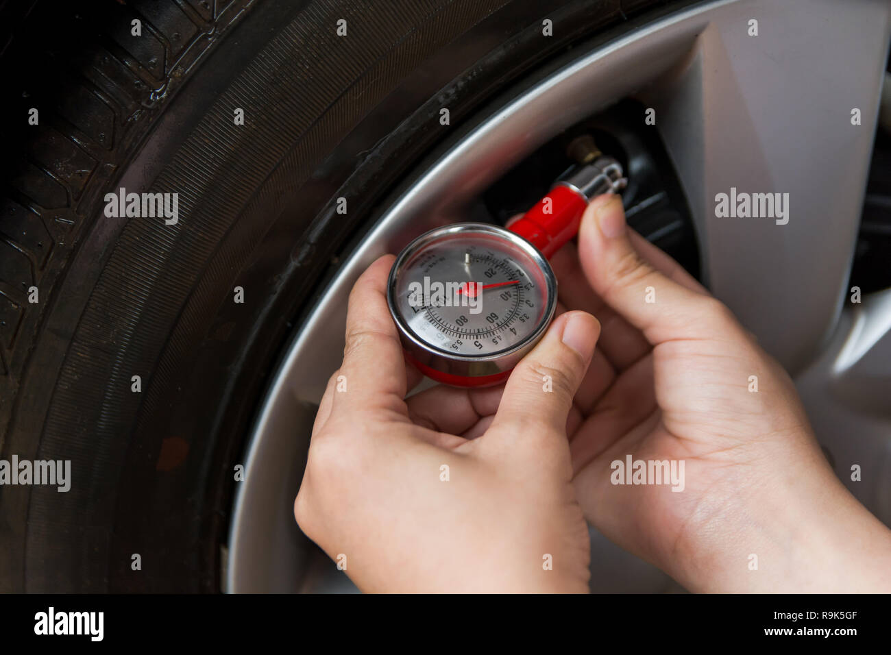 La presión de los neumáticos y los manómetros (I)