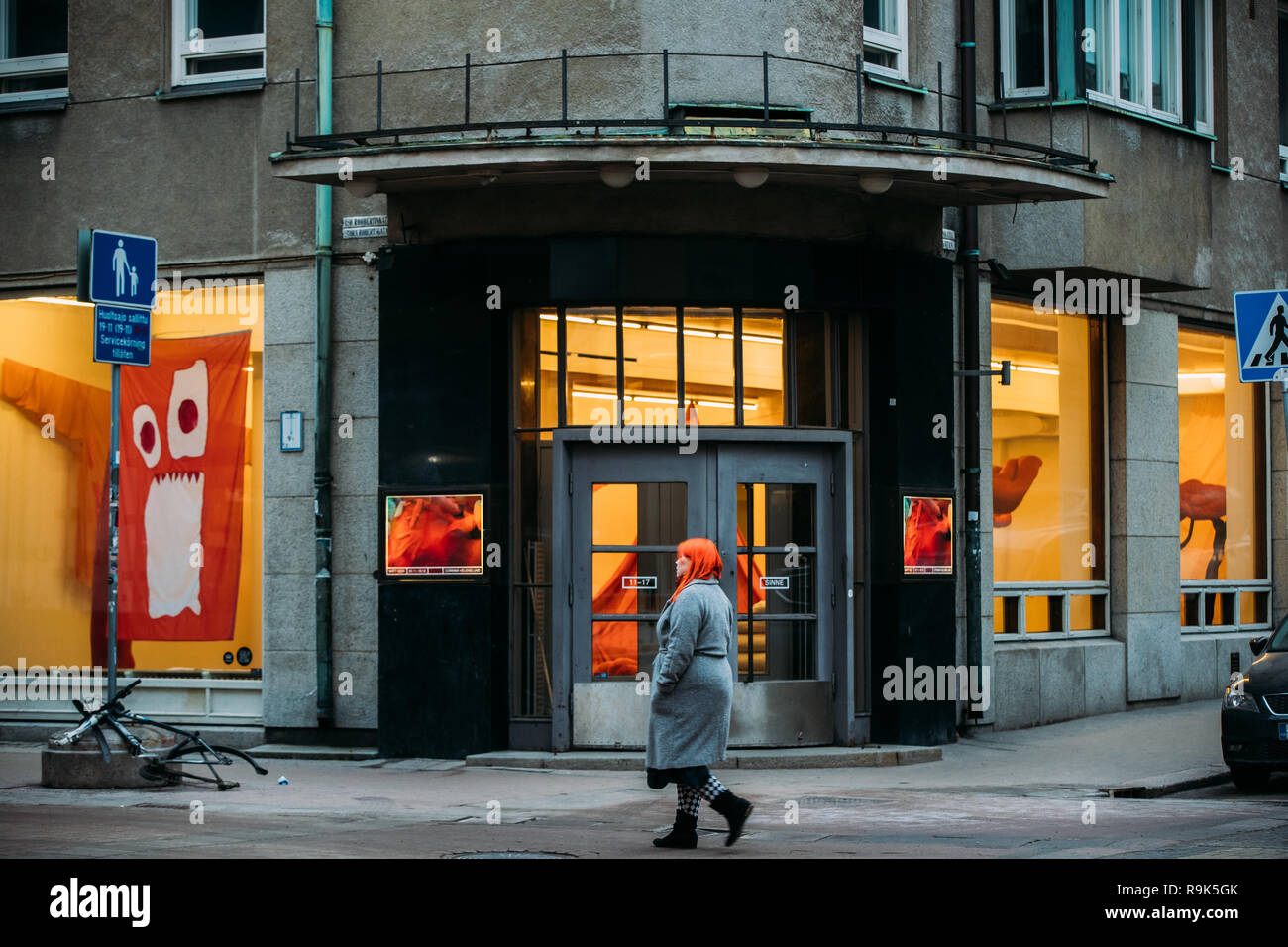 Helsinki, Finlandia - Diciembre 7, 2016: mujer y caminando cerca de la entrada a la galería Sinne. Sinne es un lugar para el finés y el arte contemporáneo internacional. Foto de stock