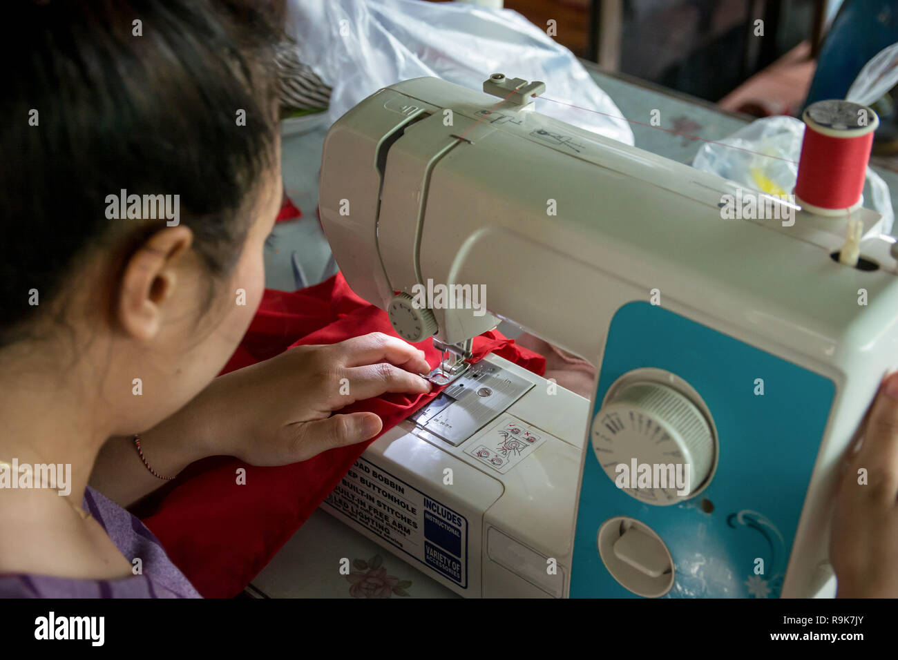Mujer costurera confección de ropa de trabajo de una máquina de coser  Fotografía de stock - Alamy