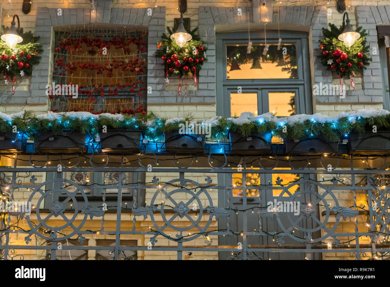 Balcón decoración navideña. Casa decorada para la vacaciones de invierno  Fotografía de stock - Alamy