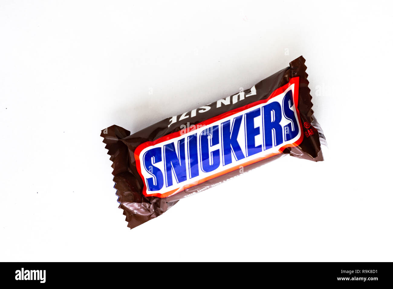 Un único tamaño divertidas golosinas Snickers aislado en blanco. Foto de stock