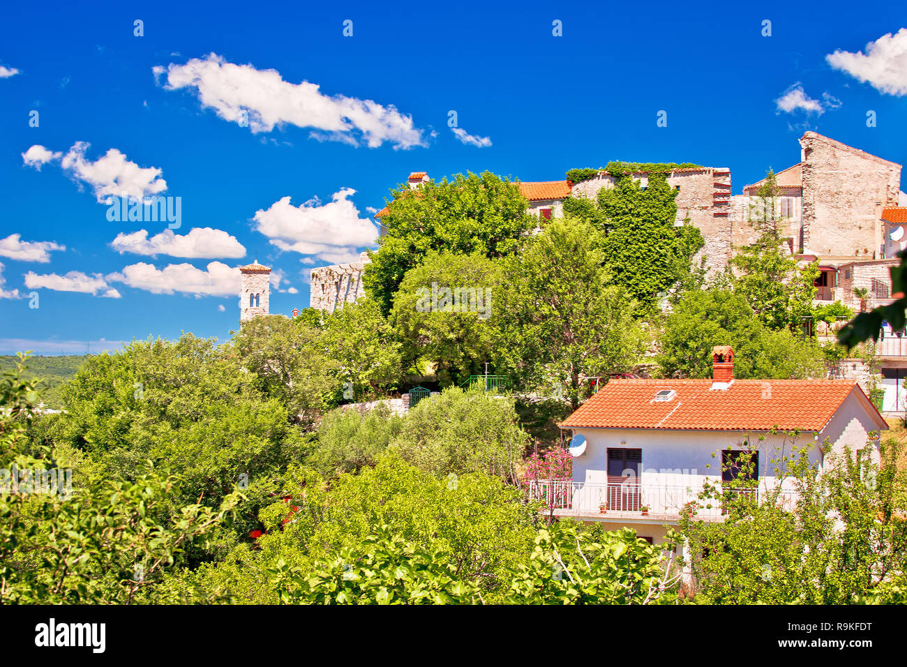 Idílico pueblo de piedra de Istria de Plomin en green hill view, región de Istria Croacia Foto de stock
