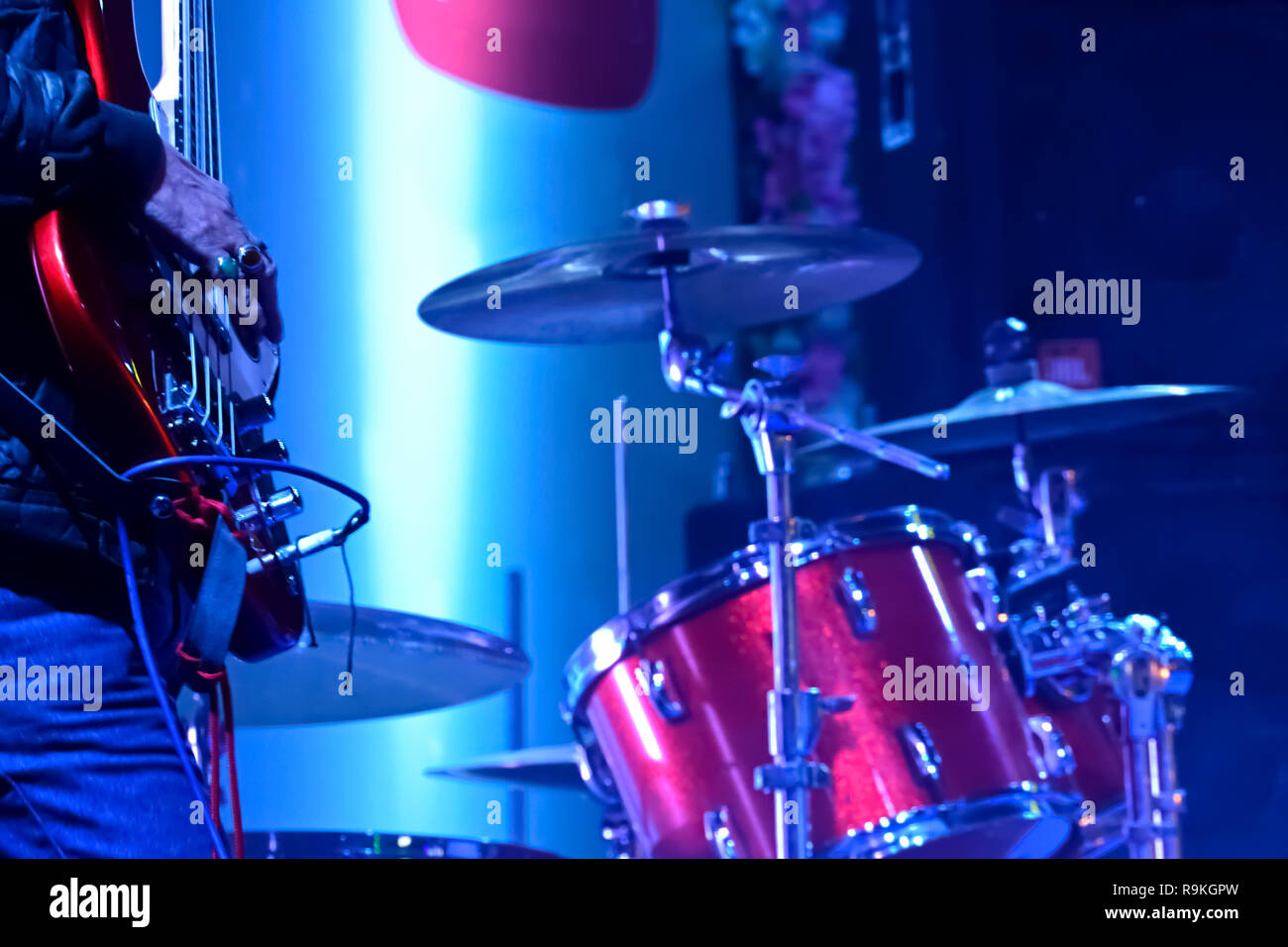 Una banda estaba actuando en un escenario. Guitarrista tocando música en un concierto en vivo. Foto de stock