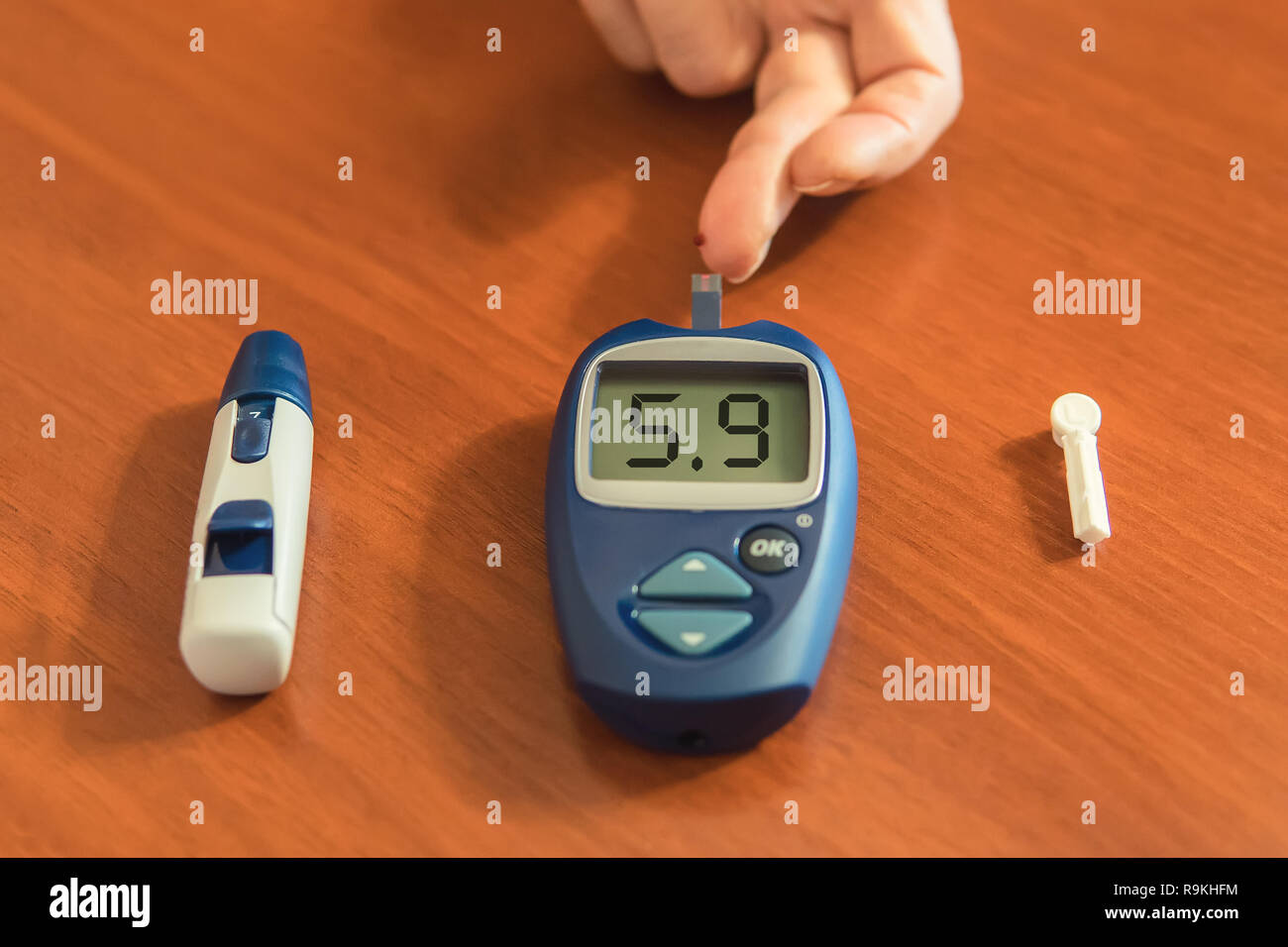 Алгоритм измерения уровня сахара в крови с помощью глюкометра. Измерение уровня глюкозы глюкометром. Мерять уровень сахара глюкометр. Контроль гликемии с помощью портативных глюкометров. Глюкометр белый.