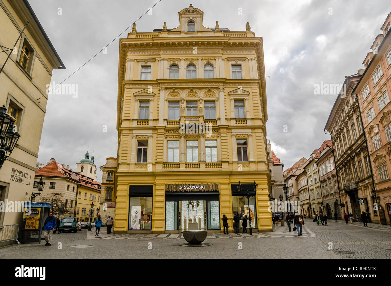 Praga, República Checa - 26 de octubre de 2018: "Swarovski" accesorios  tienda en el centro de Praga Fotografía de stock - Alamy