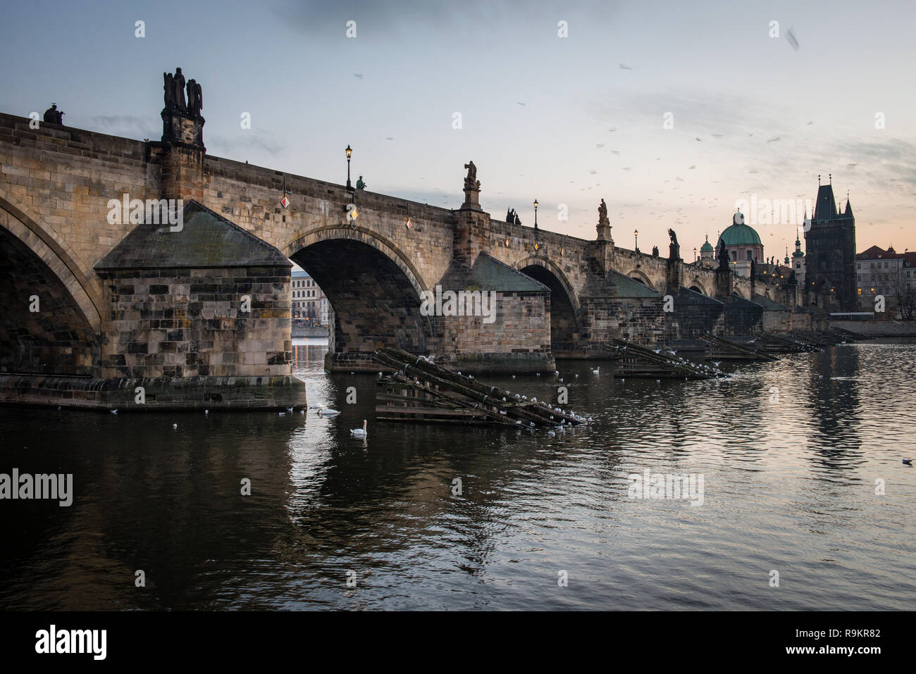 El Puente de Carlos es un famoso puente que cruza el río Moldava en