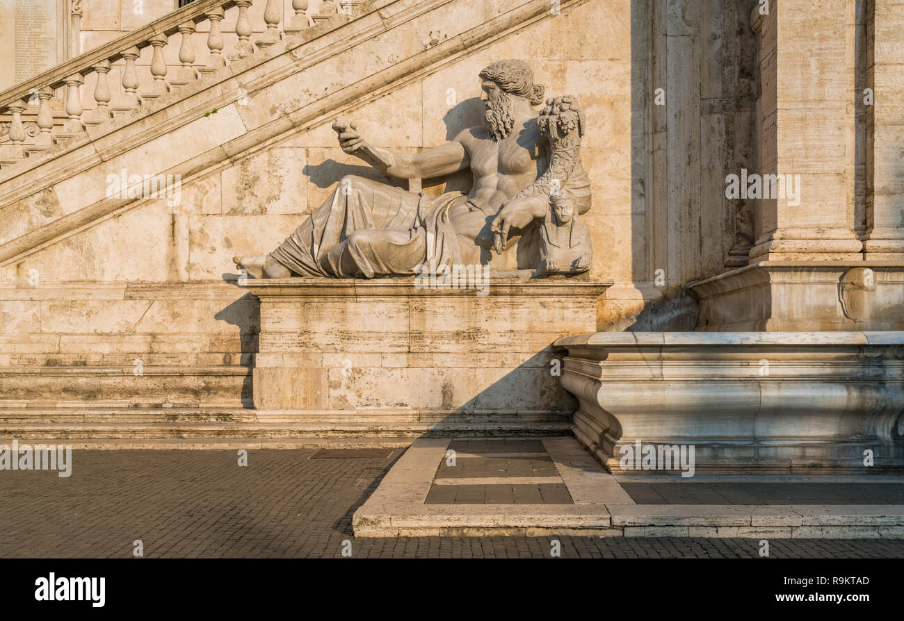 Estatua del río Nilo en la fachada del Palazzo Senatorio en el Campidoglio en Roma, Italia. Foto de stock