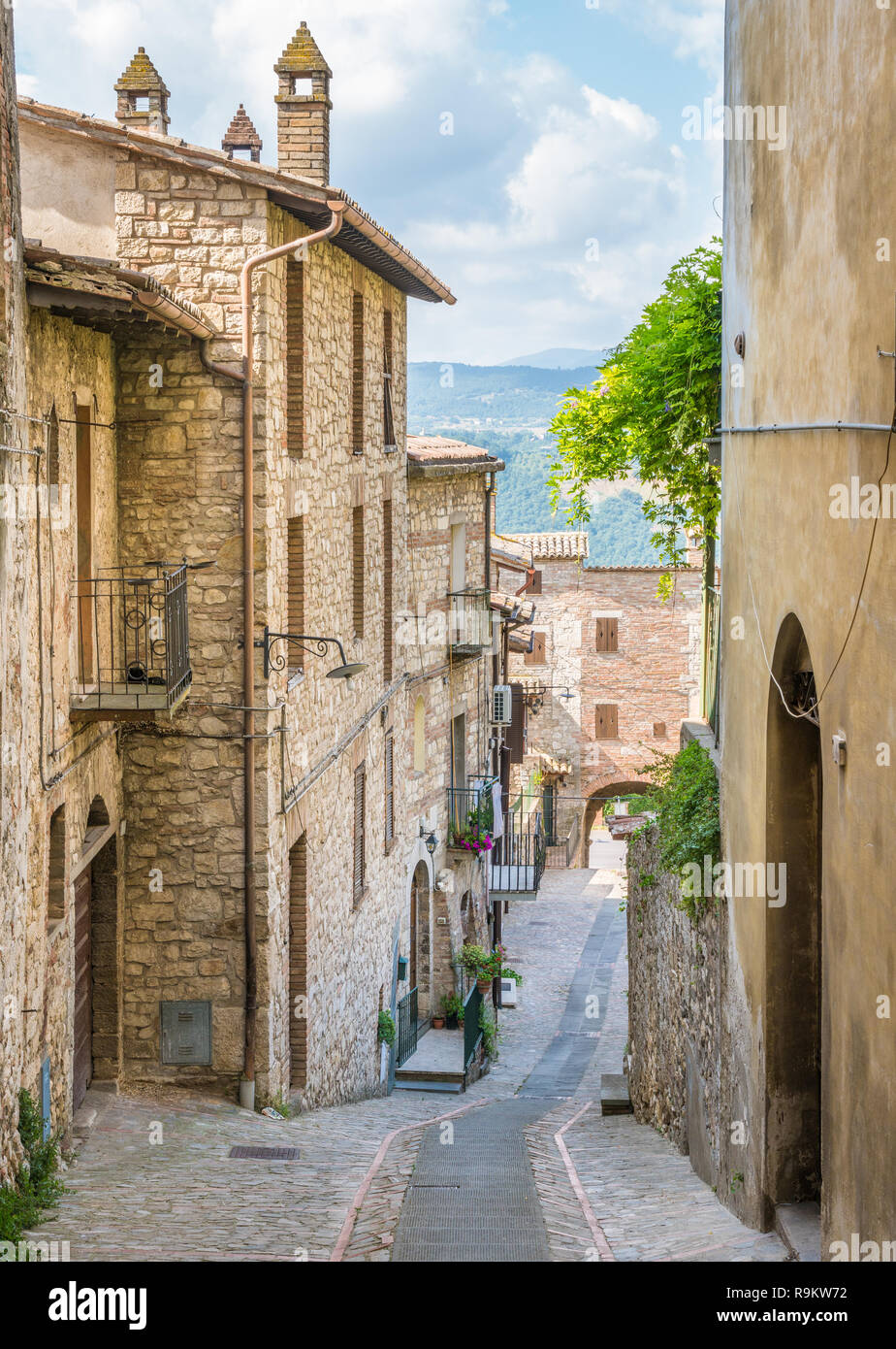 Todi, hermoso pueblo de la provincia de Perugia, en Umbría, Italia central. Foto de stock
