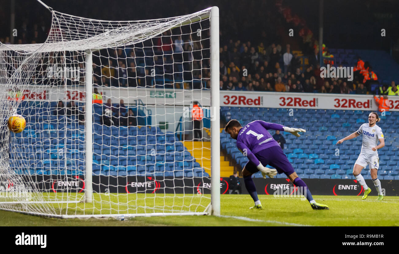 Blackburn Rovers portero David Raya mira hacia atrás cuando la pelota  golpea la red después de un gol en propia puerta de Blackburn Rovers'  Derrick Williams (no en la foto) durante el