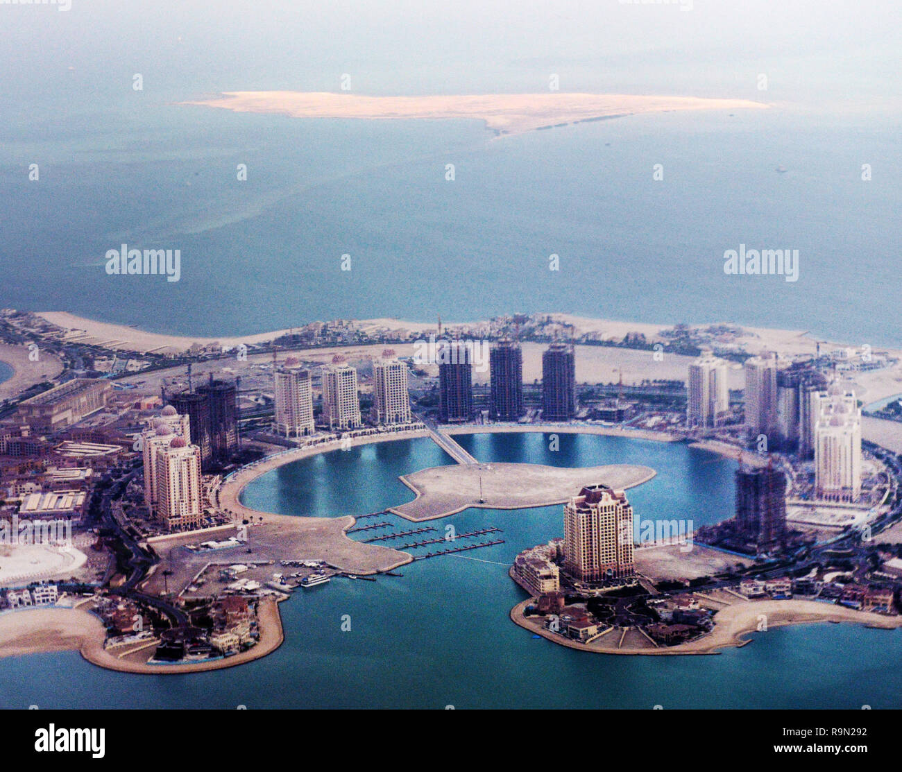Una vista aérea de 'La Perla'-Qatar y Bahriya playa en Doha Fotografía de  stock - Alamy
