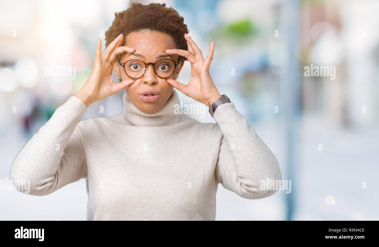 Hermosa joven afroamericana con gafas m s antecedentes aislados