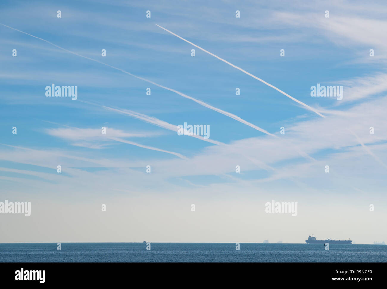 Muchas de las estelas de condensación de las aeronaves de pasajeros de Emirates Airline A380s volando hacia el norte pasando a Kuwait desde Dubai en ruta hacia Europa. Foto de stock