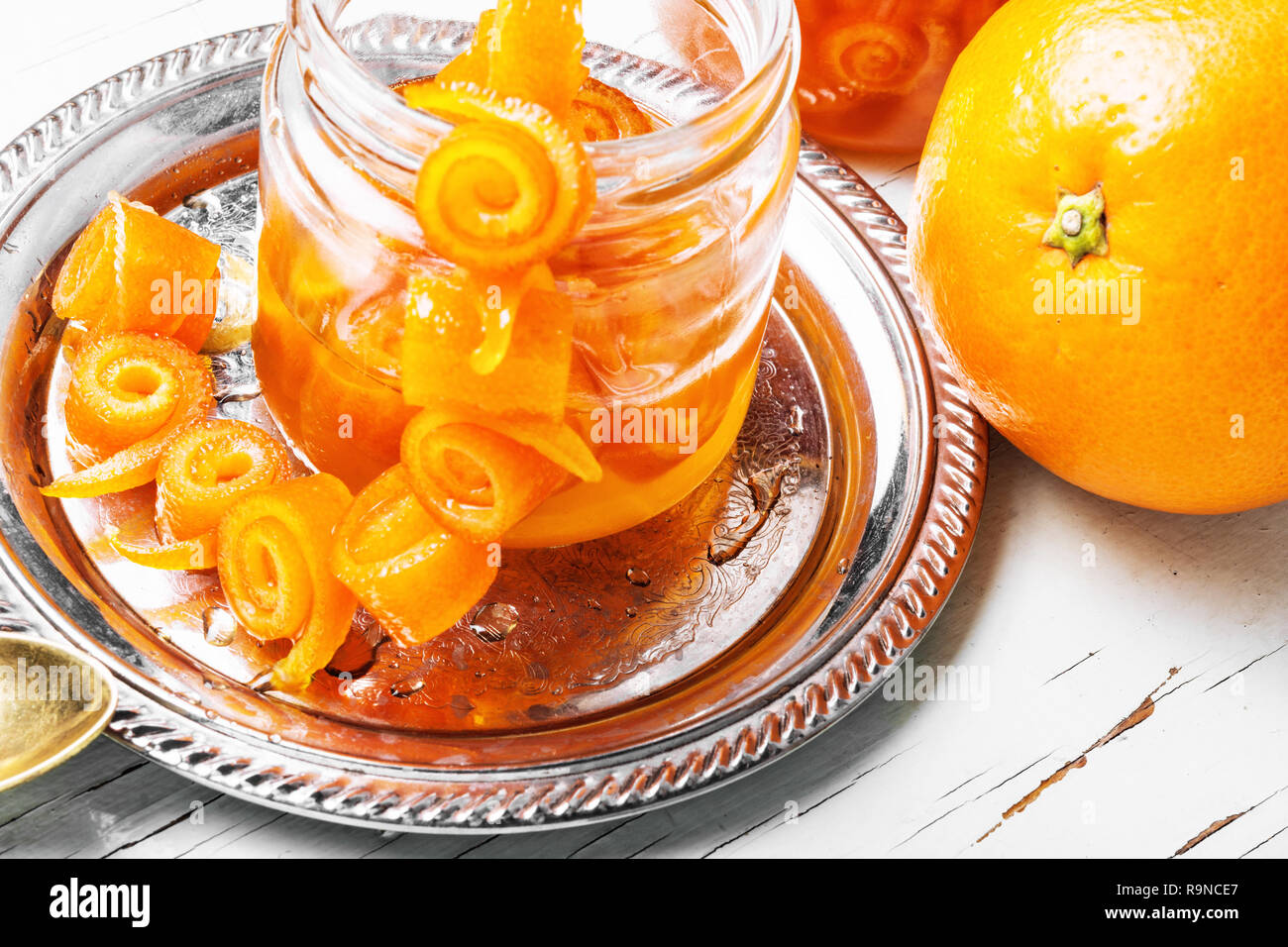 Primer plano sobre el frasco con mermelada de naranja cáscara de naranja  confitada Fotografía de stock - Alamy