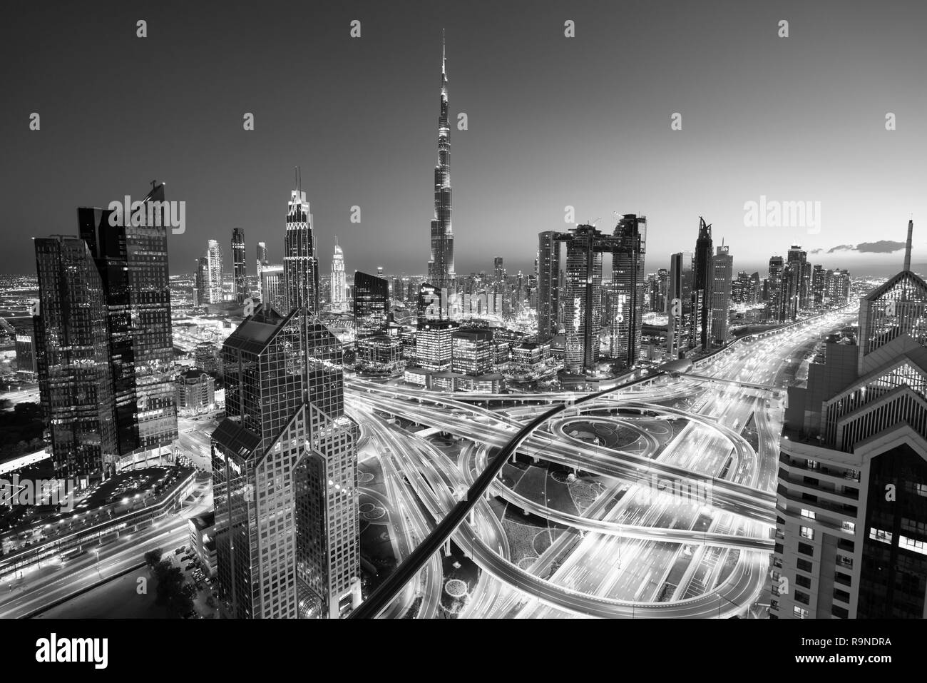 Horizonte de Dubai, el Jeque Zayed Road y Rascacielos Burj al atardecer en Dubai, Emiratos Árabes Unidos. Foto de stock