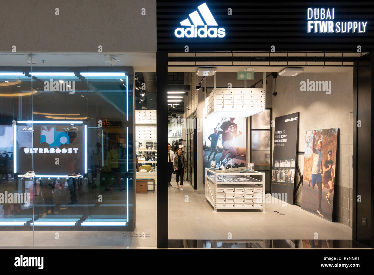 Pelmel La risa fantasma Nueva tienda de calzado Adidas , Dubai FTWR Suministro, dentro del centro  comercial Dubai Mall, Dubai, EAU Fotografía de stock - Alamy